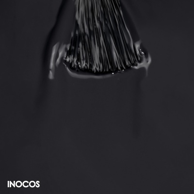 Pincel aplicando verniz de unhas preto brilhante com texto INOCOS