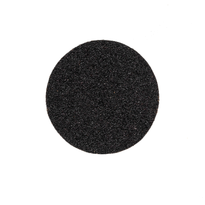 Disco de lixa circular preta com textura abrasiva sobre fundo branco