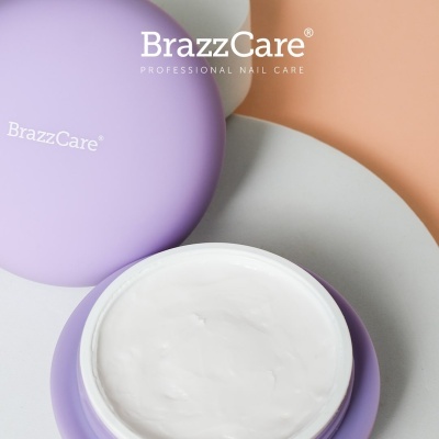 creme branco em embalagem roxa da BrazzCare em fundo colorido