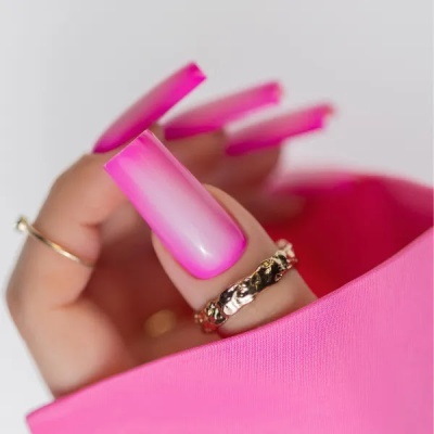 Unhas compridas em gel cor de rosa com anéis dourados