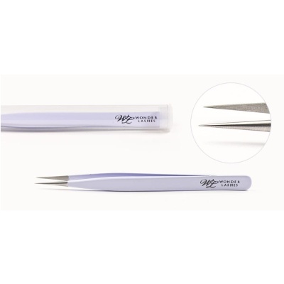 Pinça metálica fina branca com leitura WL Wonder Lashes em fundo branco