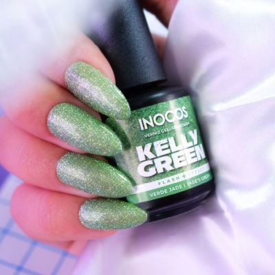 Frasco de verniz em gel verde Kelly Green segurado por mão com unhas pintadas iguais