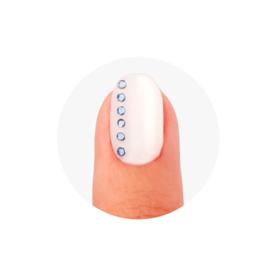 Unha pintada com verniz branco e strass em linha vertical