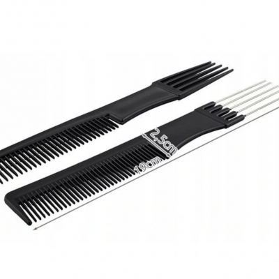 Dois pentes pretos de plástico, um com pontas metálicas finas e outro com dentes regulares