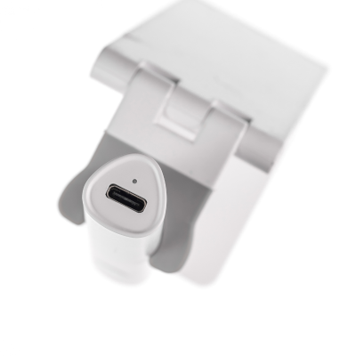 Carregador branco USB-C com luz indicadora e texto SAUTE NAILS