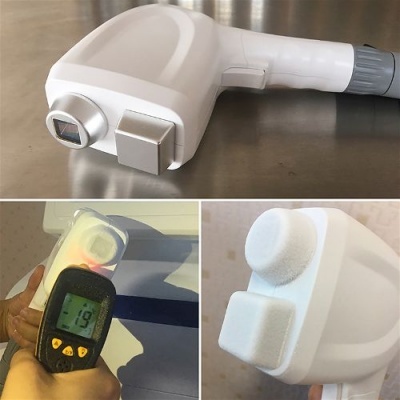 Dispositivo eletrônico branco com lente e ecrã digital, mostrado em várias perspetivas.