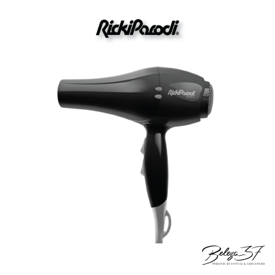 Secador de cabelo preto com texto RickiParodi em fundo branco