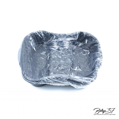 Forma rectangular de silicone castanha escura coberta com película aderente transparente