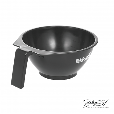 Tigela preta de plástico com pega e bico vertedor, marca RickiParodi