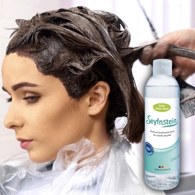 Mulher a tingir cabelo com produto Seyfnstein com Aloe Vera em salão de cabeleireiro