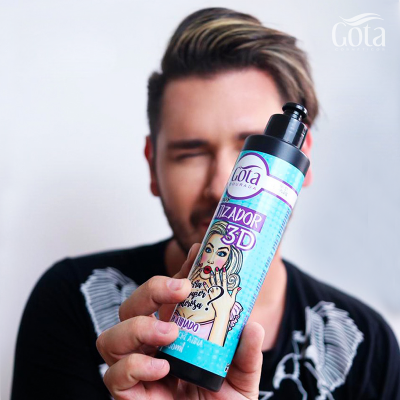 Frasco do produto Gota Professional Fixador 3D em frente a rosto de homem