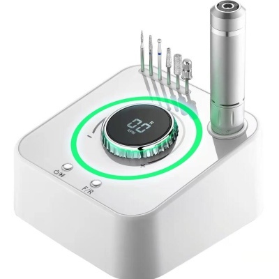 Aparelho elétrico branco com mostrador digital circular e suporte com ponteiros