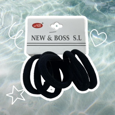 Conjunto de elásticos de cabelo pretos em cartão branco com texto, fundo aquático com desenhos brancos