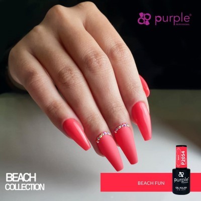 Mão com unhas coral brilhantes decoradas com pedras brilhantes, logo purple, e embalagem de esmalte Beach Fun