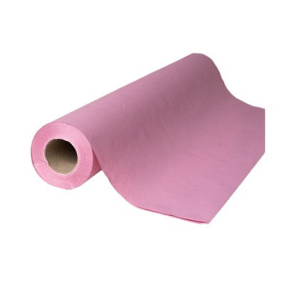 Rolo de papel rosa estendido com tubo de cartão