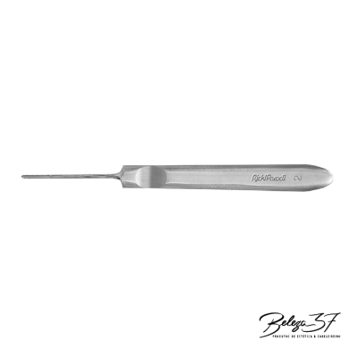 Ferramenta metálica fina com cabo prateado e inscrição NickRussell 2