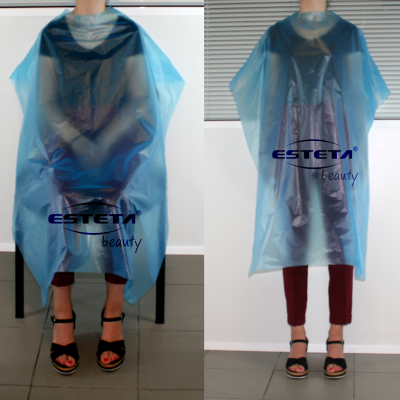 pessoa usando capa plástica azul com texto ESTETA beauty
