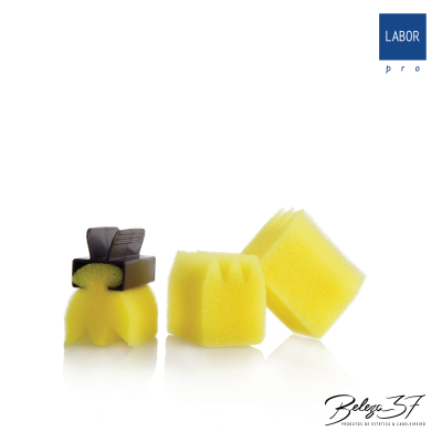 Esponjas amarelas cúbicas com aplicador preto em fundo branco