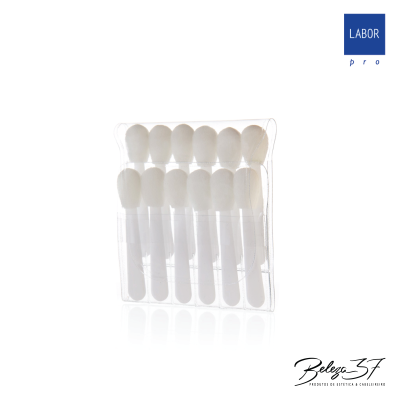 Pacote transparente com dez cotonetes brancos