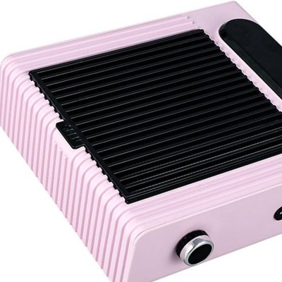 aparelho quadrado cor-de-rosa com grelha preta e botão lateral