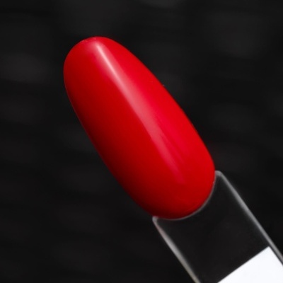 batom vermelho brilhante em fundo preto desfocado