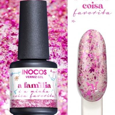 Frasco de verniz gel Inocos com rótulo e unha pintada com verniz rosa e purpurinas