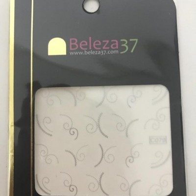 Embalagem preta com lenço branco de padrão arabescos cinzentos da marca Beleza37