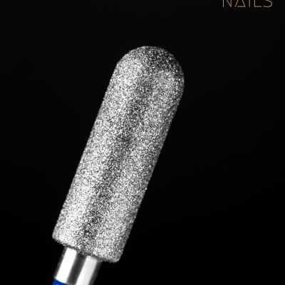 Peça metálica texturizada prateada em haste prateada com anel azul, fundo negro com texto SAUTE NAILS