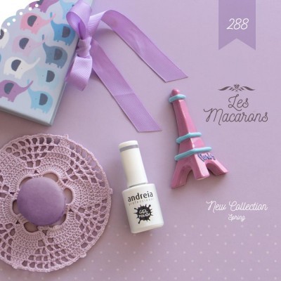 Macaron lilás, frasco de verniz, laço, miniatura da Torre Eiffel e texto Les Macarons sobre fundo lilás.