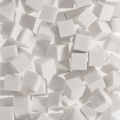 Cubos de espuma branca com textura porosa