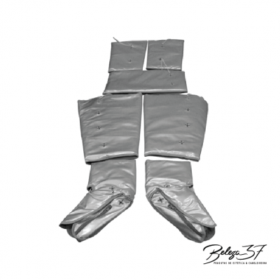 Conjunto prateado acolchoado com seis peças sobre fundo branco e marca Beleza 57.