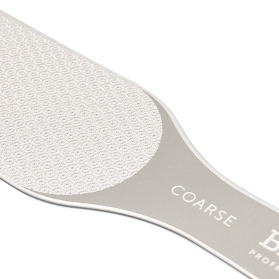 Lixa de pé cinza e branca com superfície texturizada e texto COARSE