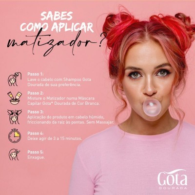 Mulher com cabelo ruivo em coques, camisola rosa, fundo rosa, instruções para aplicar matizador Gota Dourada