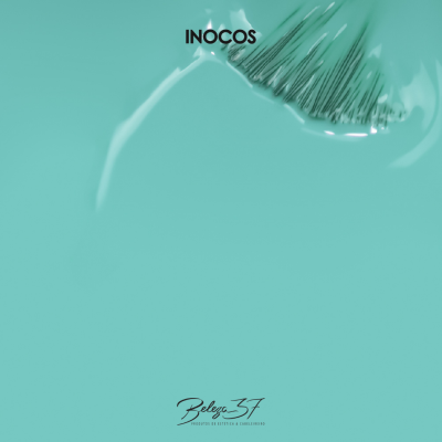 Esmalte azul turquesa com pincel e texto 'INOCOS' no fundo