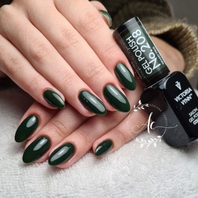 Unhas ovais pintadas de verde escuro brilhante com frasco de verniz gel preto