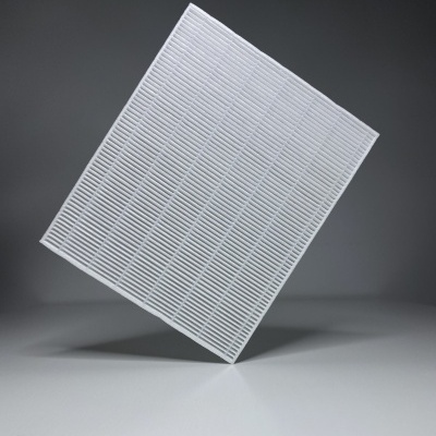 Filtro branco quadrado com lâminas verticais em fundo cinzento