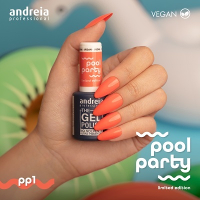 Mão segurando verniz gel coral da editção limitada pool party da Andreia Professional