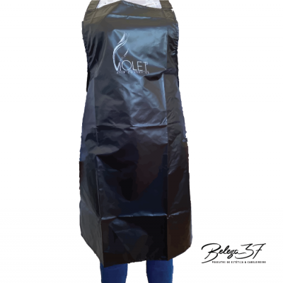 Avental preto plástico com logótipo VIOLET, usado por uma pessoa