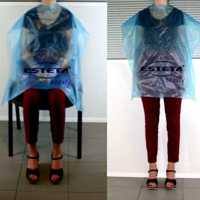 Pessoa com capa plástica azul translúcida ESTETA beauty no salão