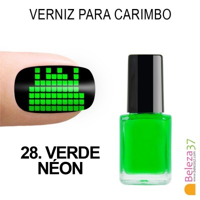 Frasco de verniz para carimbo verde néon e unha pintada com esmalte verde néon