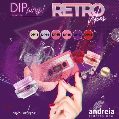 Esmaltes em pó Andreia Professional cores RETRO Vibes com mão e unhas vermelhas em fundo roxo