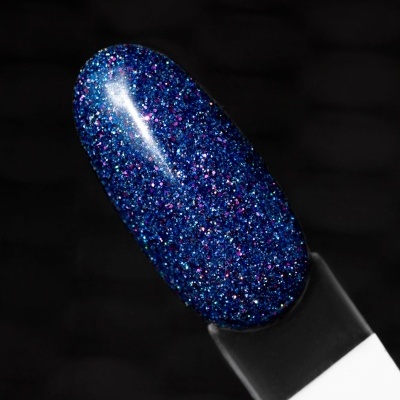 Verniz de unha azul escuro com brilho multicolorido numa base plástica