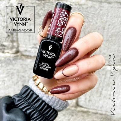 Frasco de verniz gel Victoria Vynn castanho em unhas longas almendradas