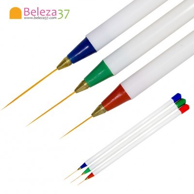 Três pincéis de pintura finos com pontas azul, verde e vermelho