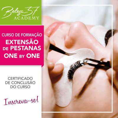 Aplicação de extensão de pestanas one by one com pinças e almofadas brancas debaixo dos olhos