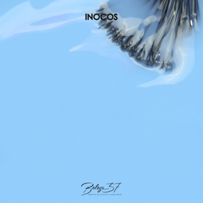 Amostras de unhas de gel coloridas em fundo azul