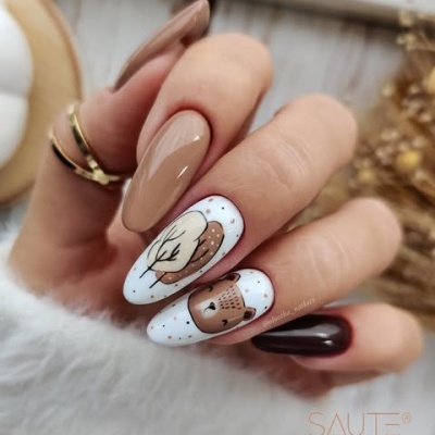 Unhas decoradas com verniz castanho claro, castanho escuro e branco, com desenhos de animais em fundo branco e pontos castanhos
