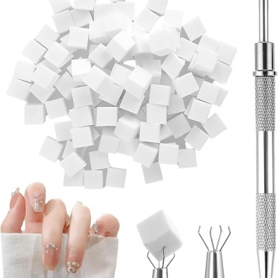 Ferramentas para unhas com cubos de esponja e mão feminina com unhas decoradas