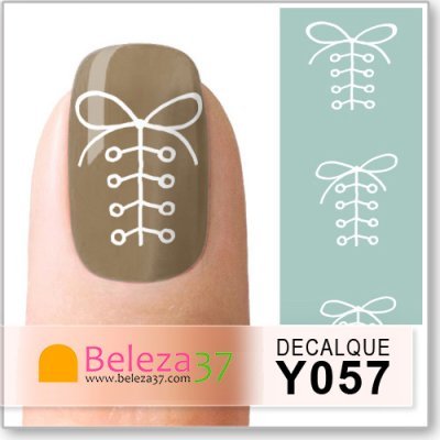 Unha castanha com decalque branco em forma de cadarço e texto promocional