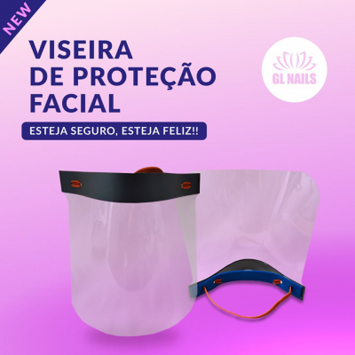 Duas viseiras de proteção facial transparentes com faixa superior preta e elástico vermelho sobre fundo gradiente rosa